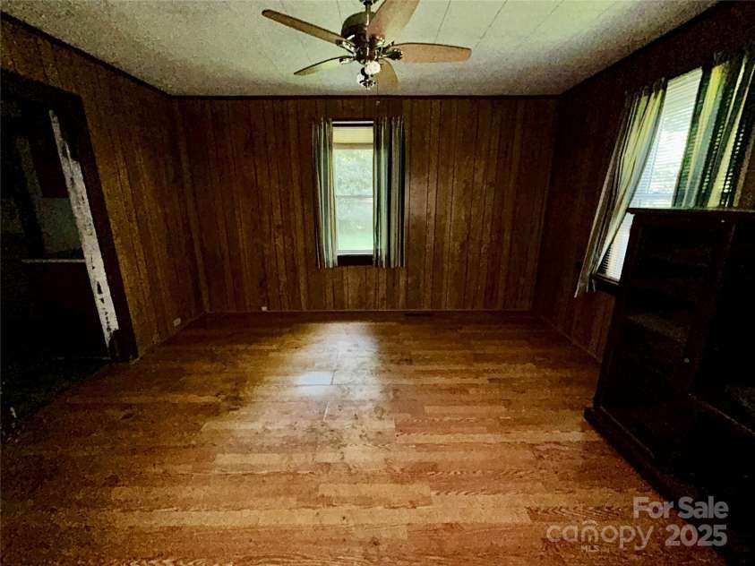 564 Upper Thomas Branch Road, Marshall, NC 28753.  MLS# CAR4281614, YatesRealty ID 28924. Living room