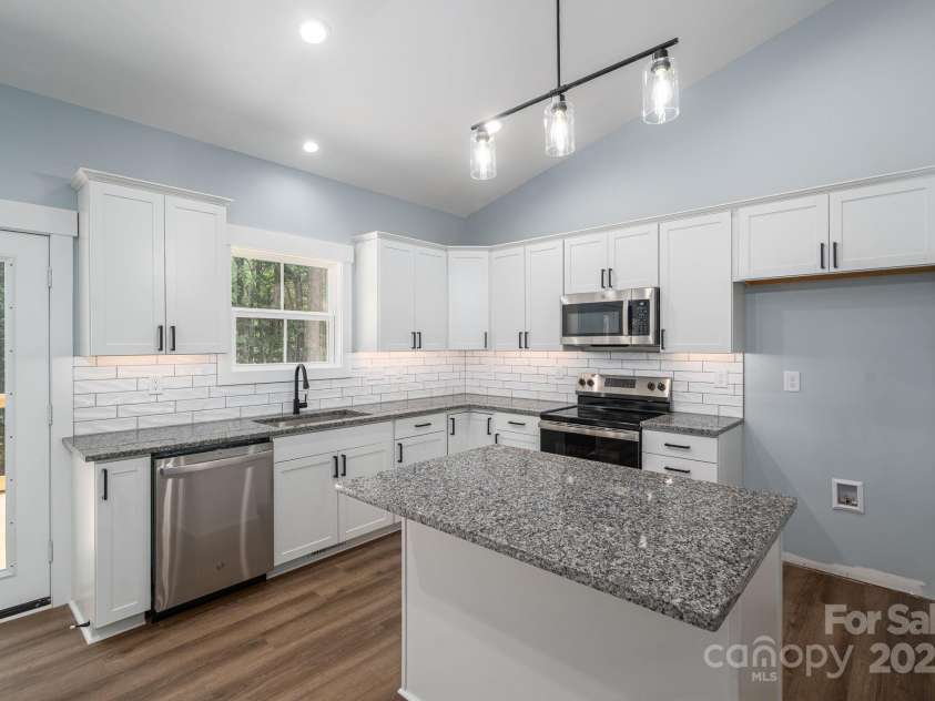 1466 7th Street, Newton, NC 28658.  MLS# CAR4283167, YatesRealty ID 28926. 