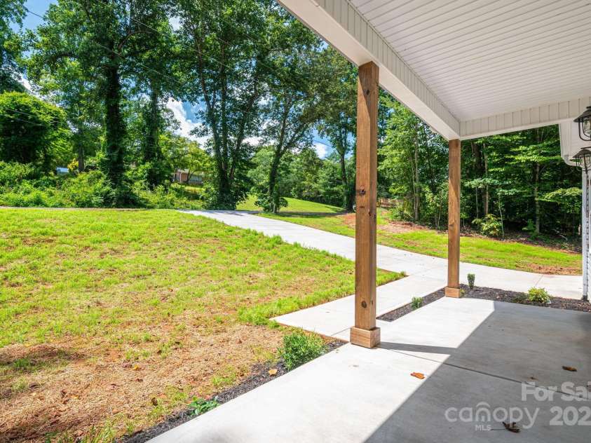 1466 7th Street, Newton, NC 28658.  MLS# CAR4283167, YatesRealty ID 28926. 