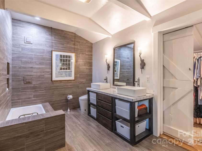 44 Moonlight Trail, Bryson City, NC 28713.  MLS# CAR4285556, YatesRealty ID 28927. 