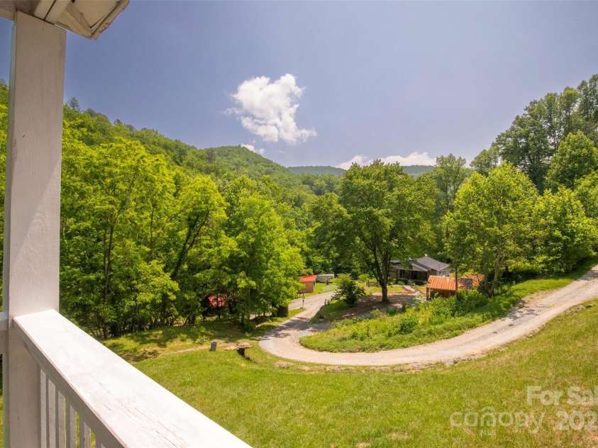 44 Moonlight Trail, Bryson City, NC 28713.  MLS# CAR4285556, YatesRealty ID 28927. 