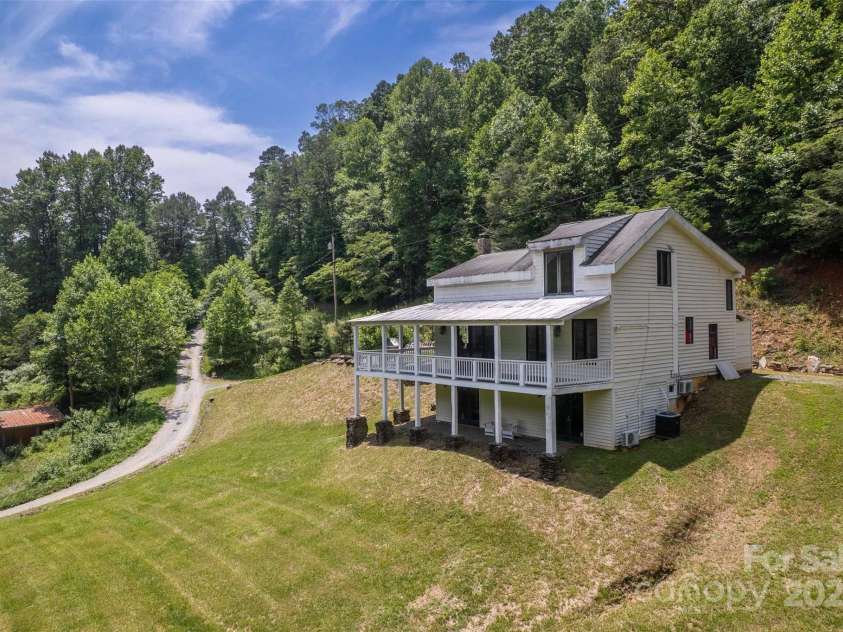 44 Moonlight Trail, Bryson City, NC 28713.  MLS# CAR4285556, YatesRealty ID 28927. 