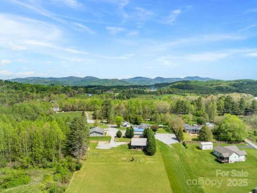 67 Twin Elm Knoll, Hendersonville, NC 28792.  MLS# CAR4251231, YatesRealty ID 28929. 