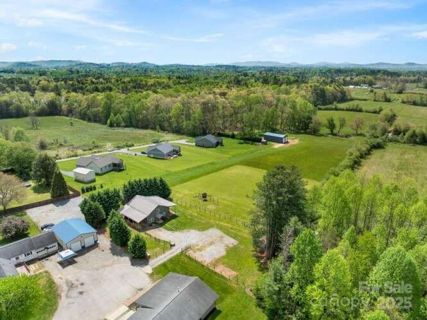 67 Twin Elm Knoll, Hendersonville, NC 28792.  MLS# CAR4251231, YatesRealty ID 28929. 