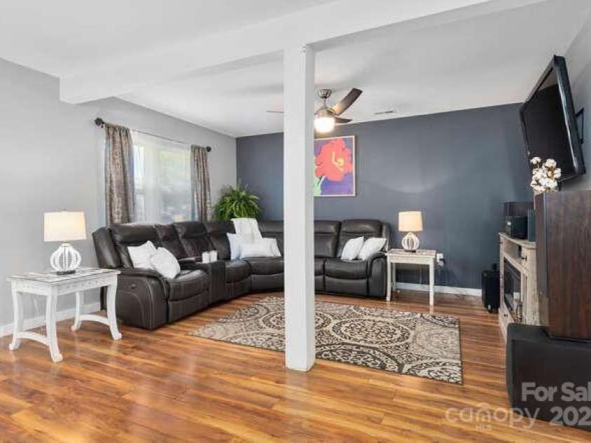 67 Twin Elm Knoll, Hendersonville, NC 28792.  MLS# CAR4288528, YatesRealty ID 28929. 