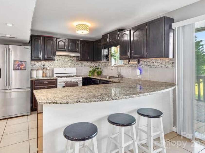 67 Twin Elm Knoll, Hendersonville, NC 28792.  MLS# CAR4288528, YatesRealty ID 28929. 