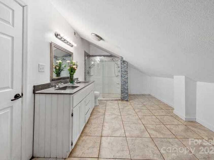 67 Twin Elm Knoll, Hendersonville, NC 28792.  MLS# CAR4288528, YatesRealty ID 28929. 