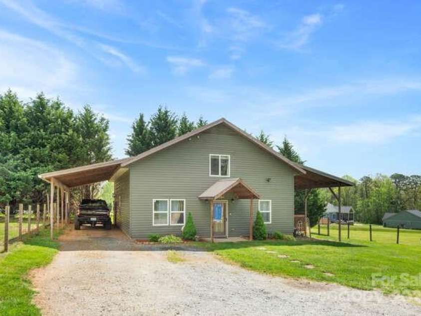 67 Twin Elm Knoll, Hendersonville, NC 28792.  MLS# CAR4288528, YatesRealty ID 28929. 