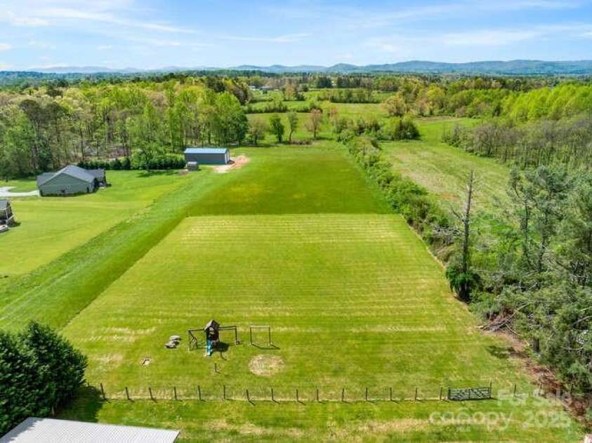 67 Twin Elm Knoll, Hendersonville, NC 28792.  MLS# CAR4288528, YatesRealty ID 28929. 