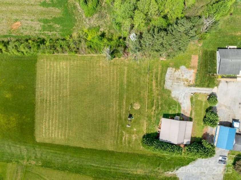 67 Twin Elm Knoll, Hendersonville, NC 28792.  MLS# CAR4288528, YatesRealty ID 28929. 