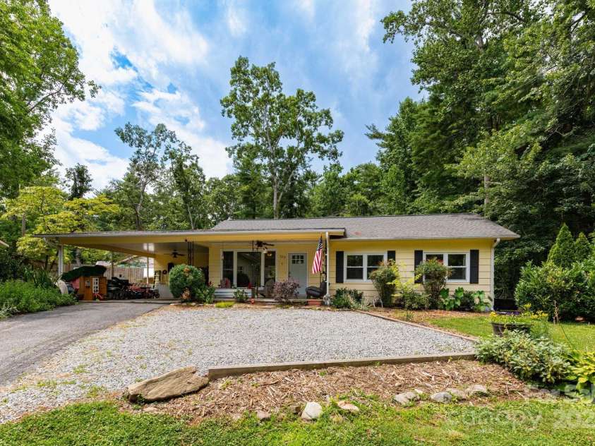 229 Ewart Drive, Hendersonville, NC 28739.  MLS# CAR4276443, YatesRealty ID 28930. 