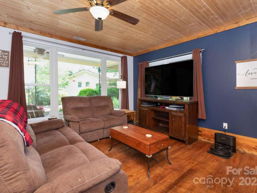 229 Ewart Drive, Hendersonville, NC 28739.  MLS# CAR4276443, YatesRealty ID 28930. 