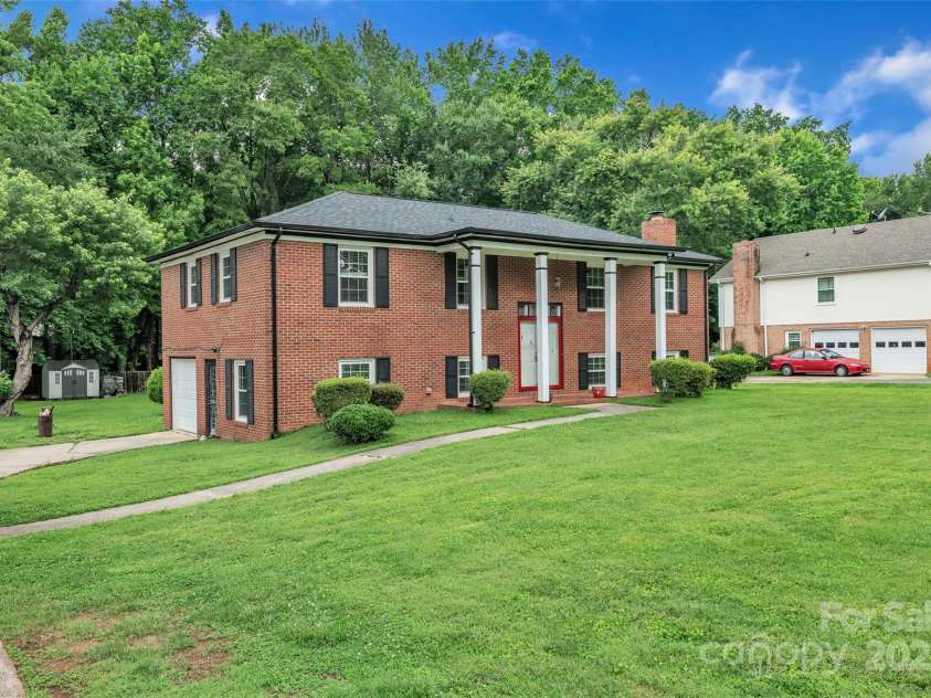 5633 Mallard Drive, Charlotte, NC 28227.  MLS# CAR4260160, YatesRealty ID 28934. 