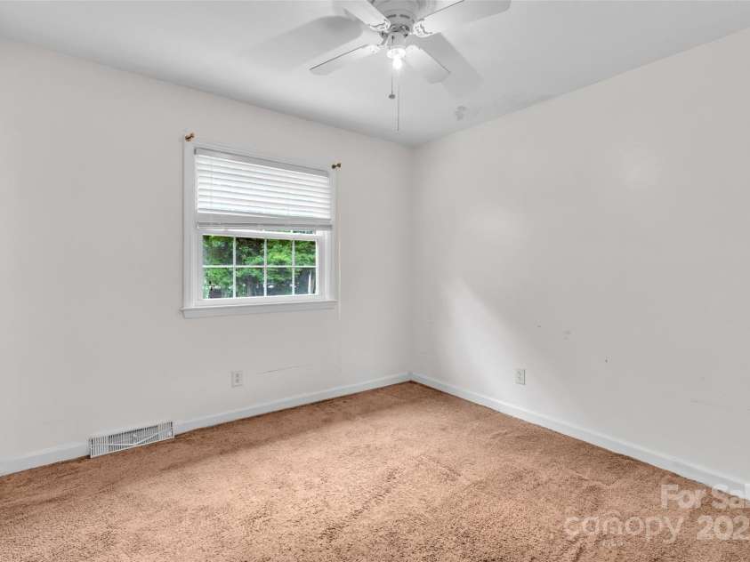 5633 Mallard Drive, Charlotte, NC 28227.  MLS# CAR4260160, YatesRealty ID 28934. 