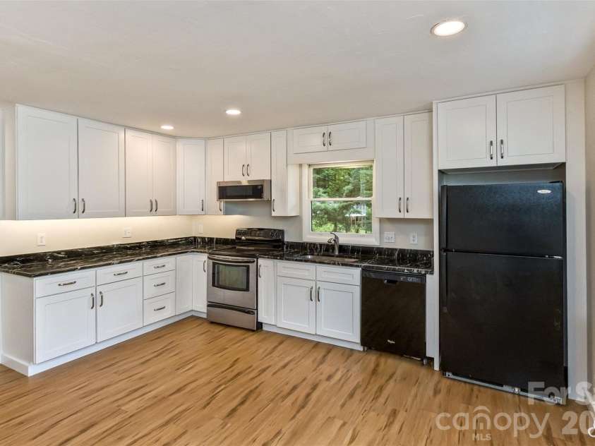 47 Fir Circle, Canton, NC 28716.  MLS# CAR4385612, YatesRealty ID 28936. 