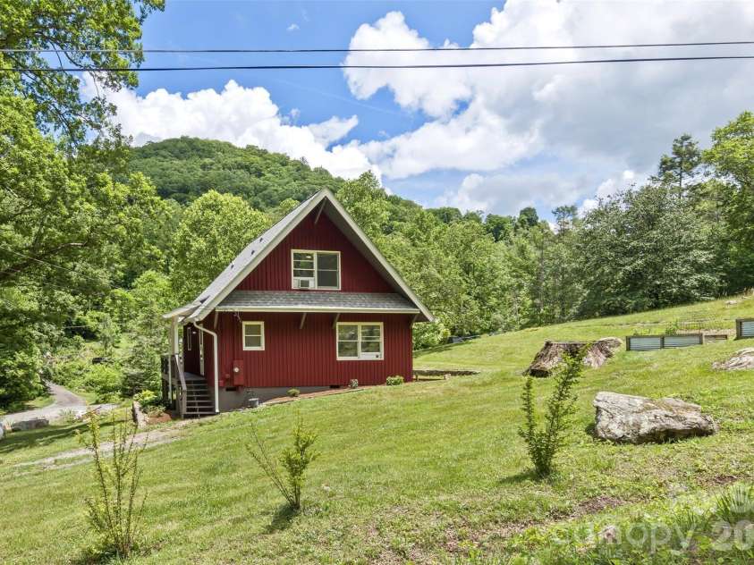 47 Fir Circle, Canton, NC 28716.  MLS# CAR4385612, YatesRealty ID 28936. 