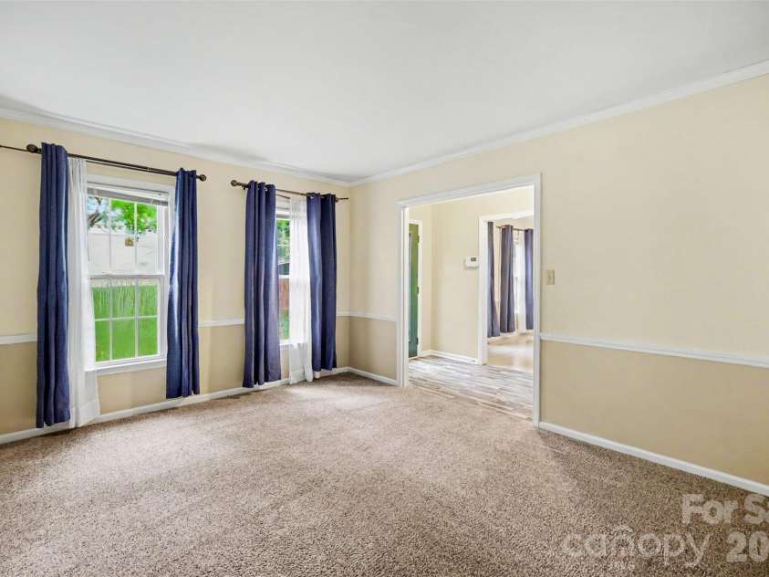 8644 Kirchenbaum Drive, Charlotte, NC 28210.  MLS# CAR4386953, YatesRealty ID 28937. Spacious Living Room