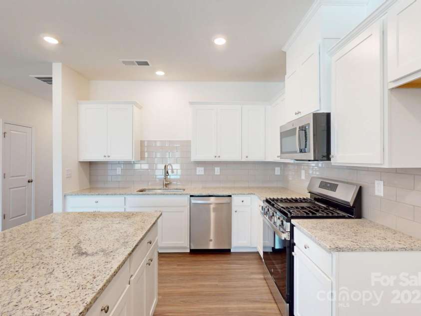 4009 Lawnview Drive, Charlotte, NC 28269.  MLS# CAR4264501, YatesRealty ID 28939. Kitchen