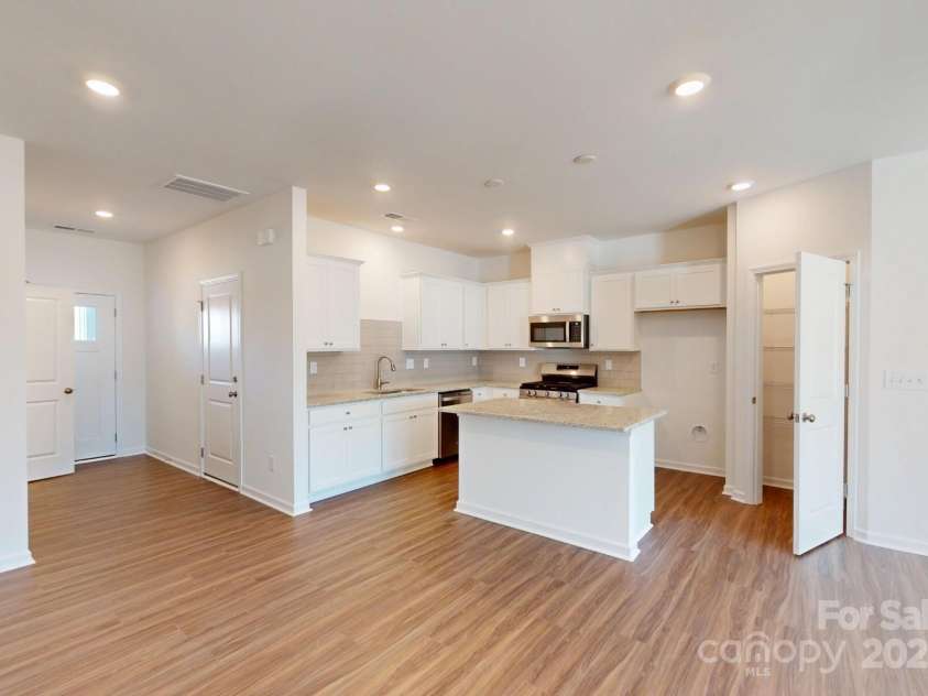 4009 Lawnview Drive, Charlotte, NC 28269.  MLS# CAR4264501, YatesRealty ID 28939. Kitchen with breakfast area