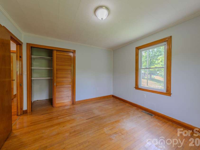456 Lower Grassy Branch Road, Asheville, NC 28805.  MLS# CAR4387349, YatesRealty ID 28939. 