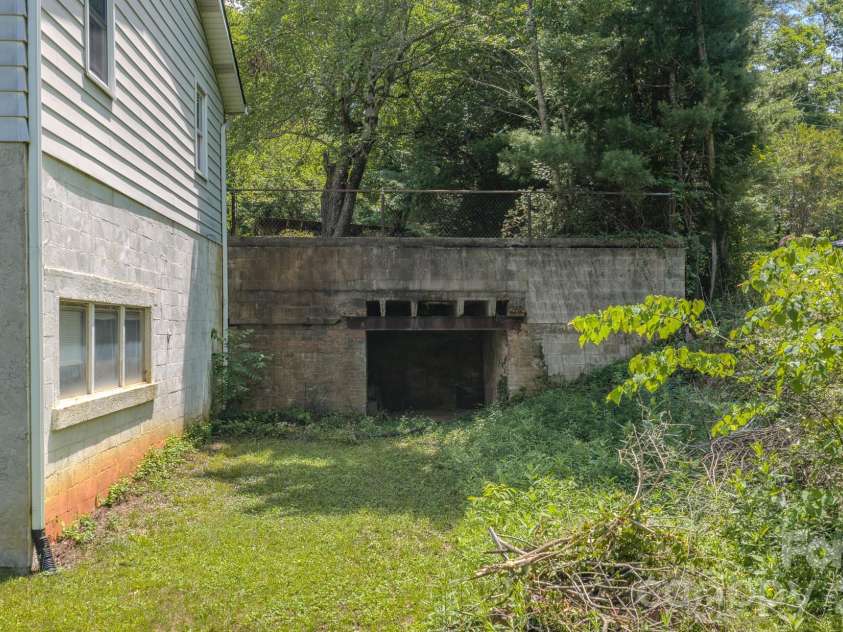 456 Lower Grassy Branch Road, Asheville, NC 28805.  MLS# CAR4387349, YatesRealty ID 28939. 