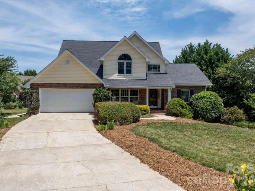 610 40th Avenue Lane, Hickory, NC 28601.  MLS# CAR4385416, YatesRealty ID 28941. 