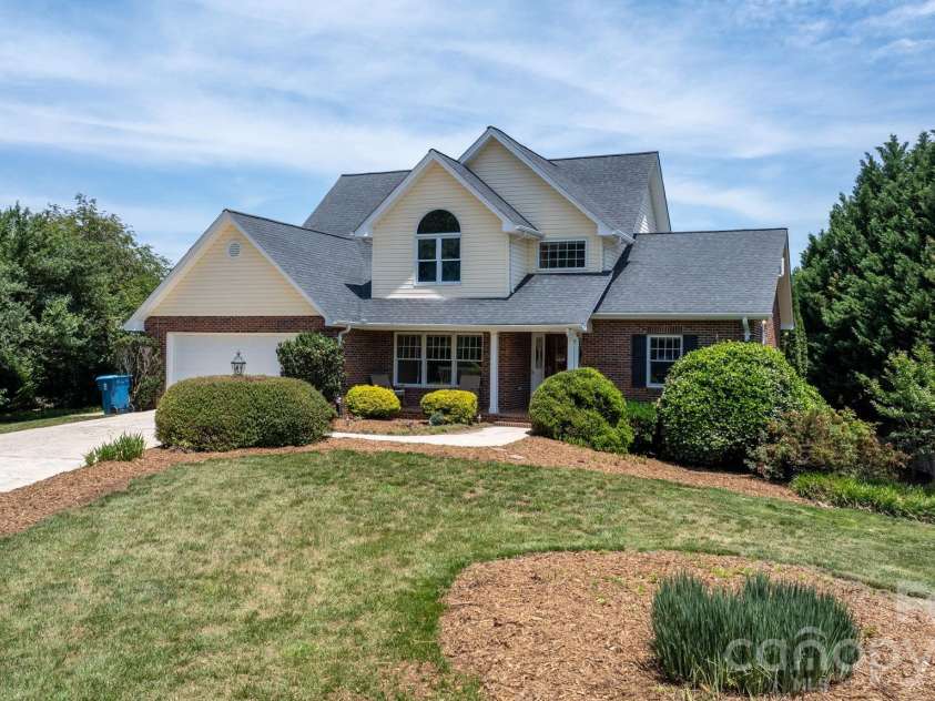 610 40th Avenue Lane, Hickory, NC 28601.  MLS# CAR4385416, YatesRealty ID 28941. 