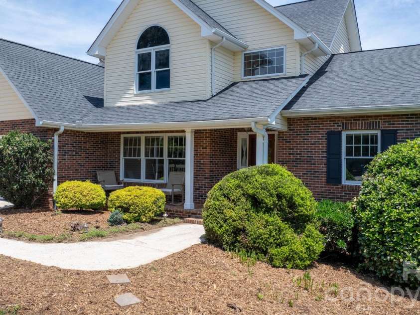 610 40th Avenue Lane, Hickory, NC 28601.  MLS# CAR4385416, YatesRealty ID 28941. 