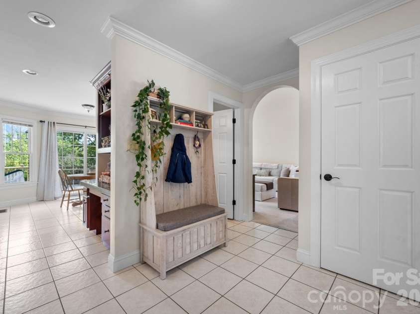 610 40th Avenue Lane, Hickory, NC 28601.  MLS# CAR4385416, YatesRealty ID 28941. 