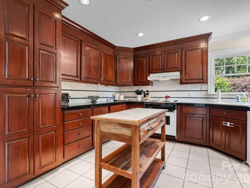 610 40th Avenue Lane, Hickory, NC 28601.  MLS# CAR4385416, YatesRealty ID 28941. 