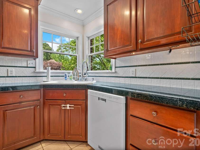 610 40th Avenue Lane, Hickory, NC 28601.  MLS# CAR4385416, YatesRealty ID 28941. 