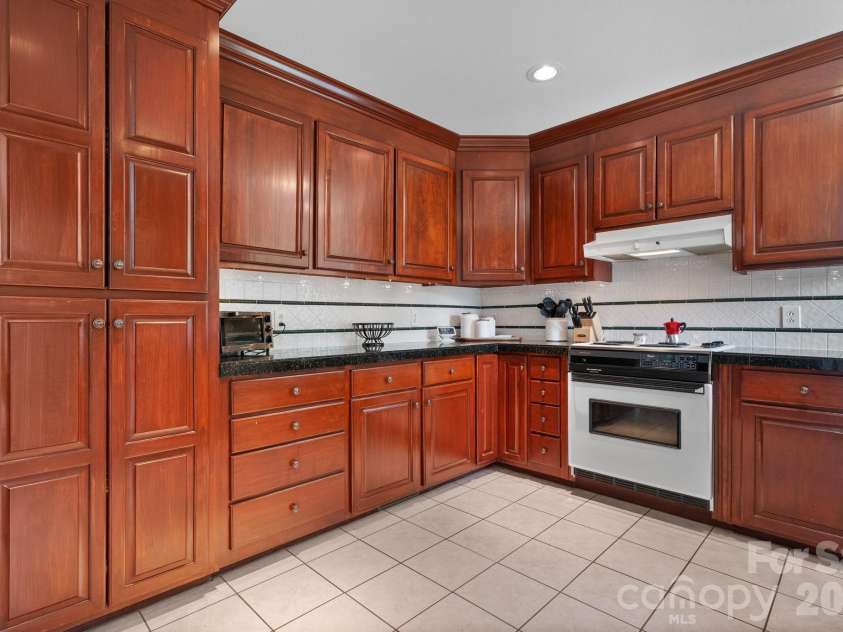 610 40th Avenue Lane, Hickory, NC 28601.  MLS# CAR4385416, YatesRealty ID 28941. 