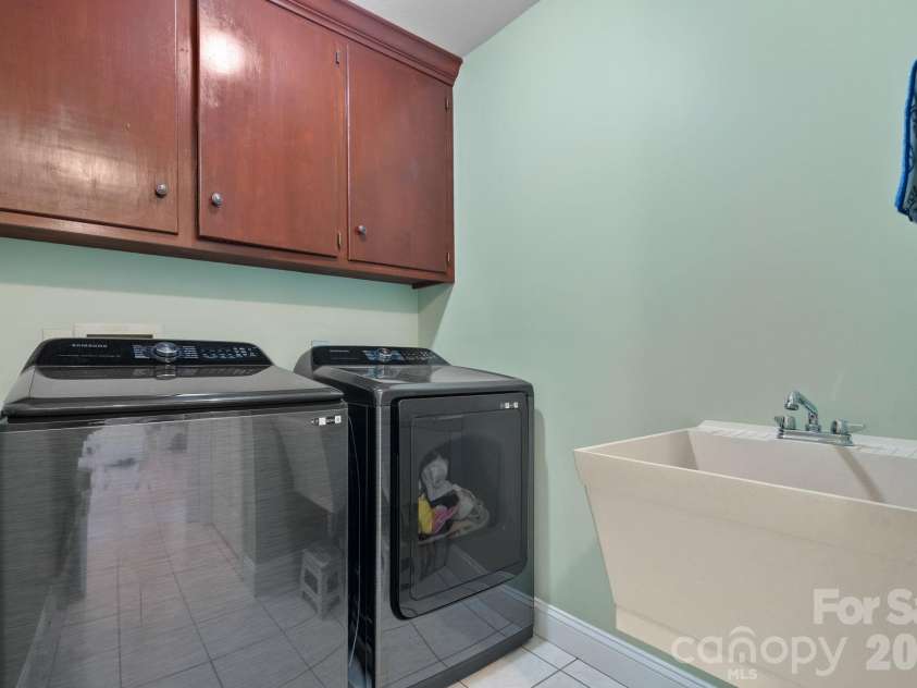 610 40th Avenue Lane, Hickory, NC 28601.  MLS# CAR4385416, YatesRealty ID 28941. 