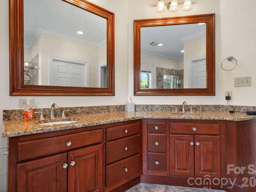 610 40th Avenue Lane, Hickory, NC 28601.  MLS# CAR4385416, YatesRealty ID 28941. 