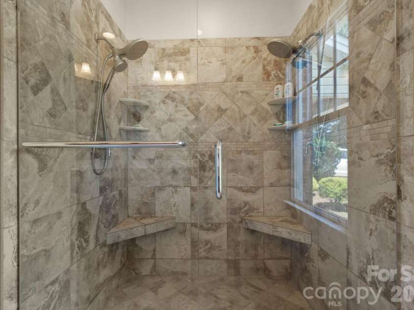 610 40th Avenue Lane, Hickory, NC 28601.  MLS# CAR4385416, YatesRealty ID 28941. 