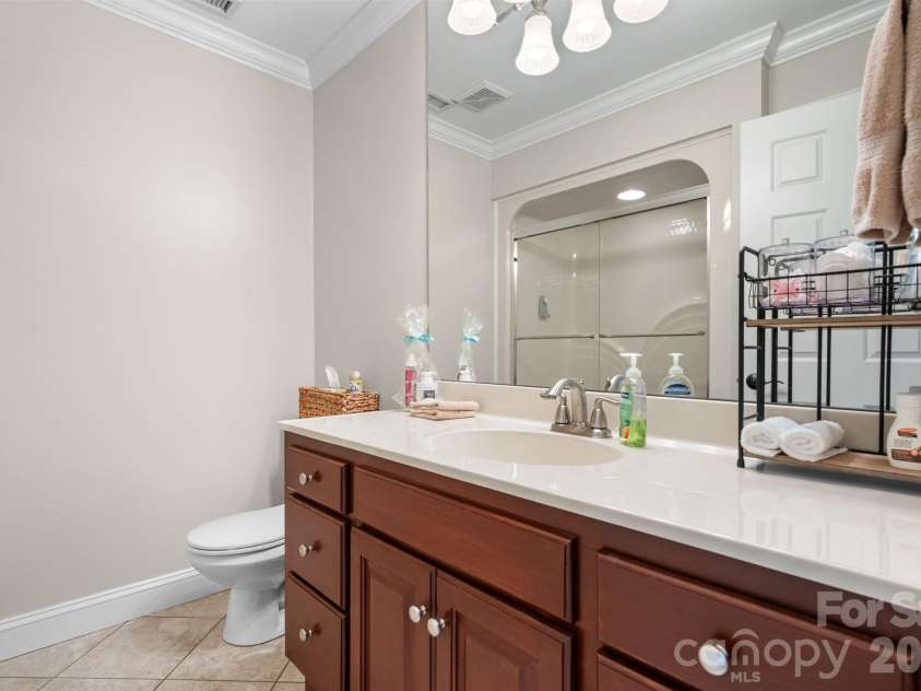 610 40th Avenue Lane, Hickory, NC 28601.  MLS# CAR4385416, YatesRealty ID 28941. 