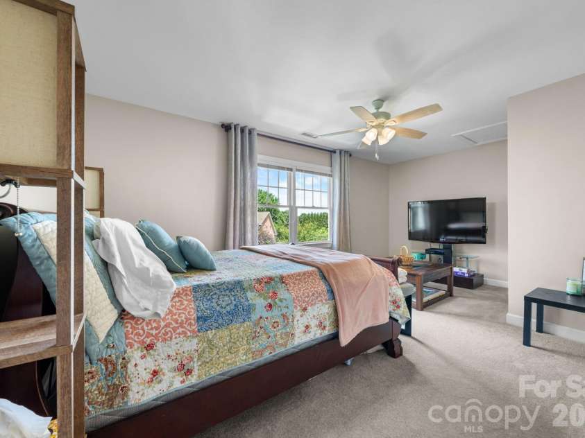 610 40th Avenue Lane, Hickory, NC 28601.  MLS# CAR4385416, YatesRealty ID 28941. 