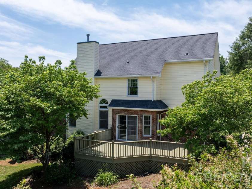 610 40th Avenue Lane, Hickory, NC 28601.  MLS# CAR4385416, YatesRealty ID 28941. 