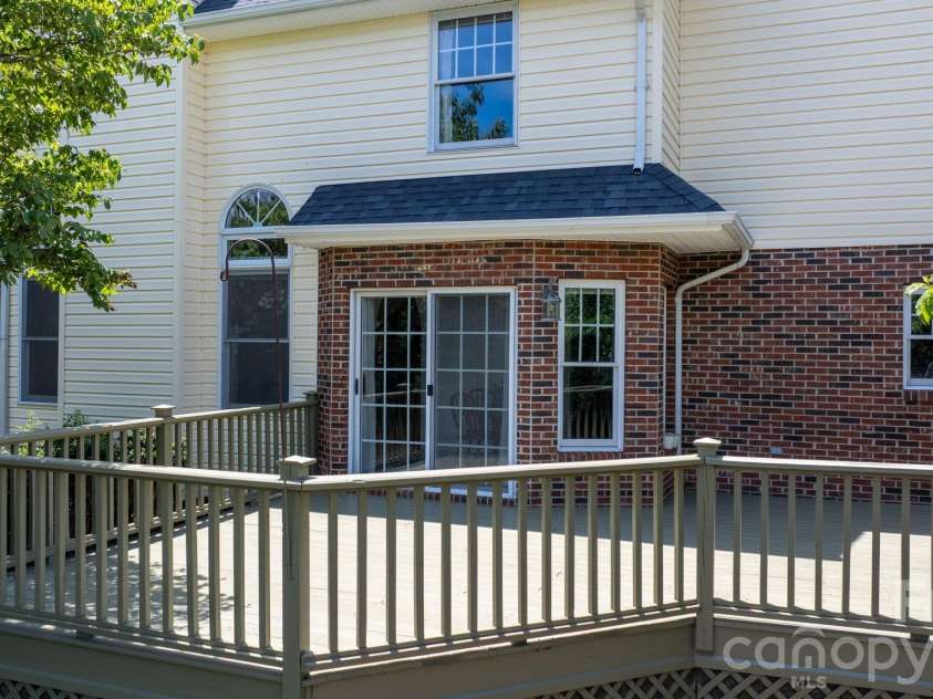 610 40th Avenue Lane, Hickory, NC 28601.  MLS# CAR4385416, YatesRealty ID 28941. 