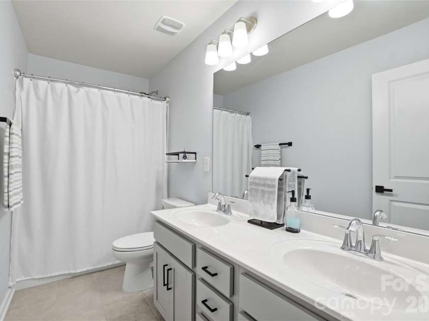 16009 Duval Drive, Charlotte, NC 28273.  MLS# CAR4387647, YatesRealty ID 28943. Guest Bath
