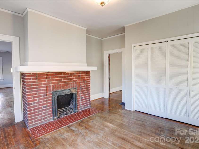 610 Hawthorne Lane, Charlotte, NC 28204.  MLS# CAR4285956, YatesRealty ID 28943. 