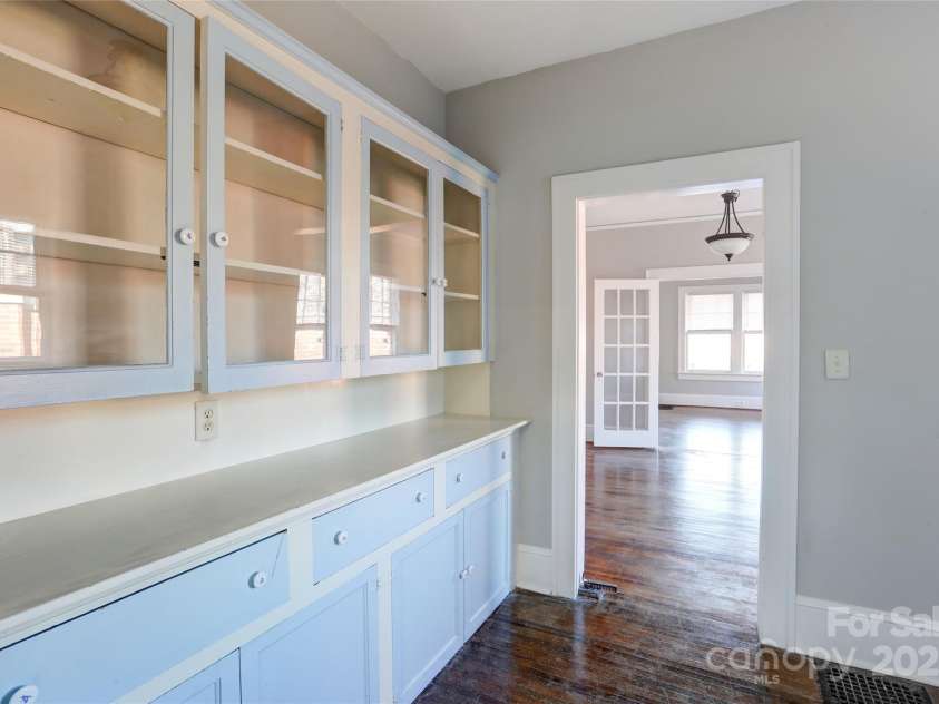 610 Hawthorne Lane, Charlotte, NC 28204.  MLS# CAR4285956, YatesRealty ID 28943. 