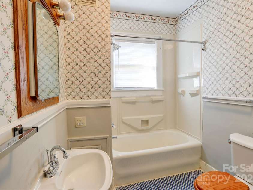 610 Hawthorne Lane, Charlotte, NC 28204.  MLS# CAR4285956, YatesRealty ID 28943. 