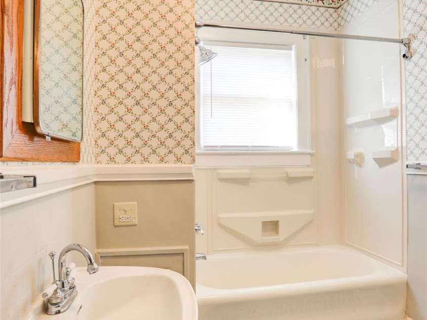 610 Hawthorne Lane, Charlotte, NC 28204.  MLS# CAR4285956, YatesRealty ID 28943. 