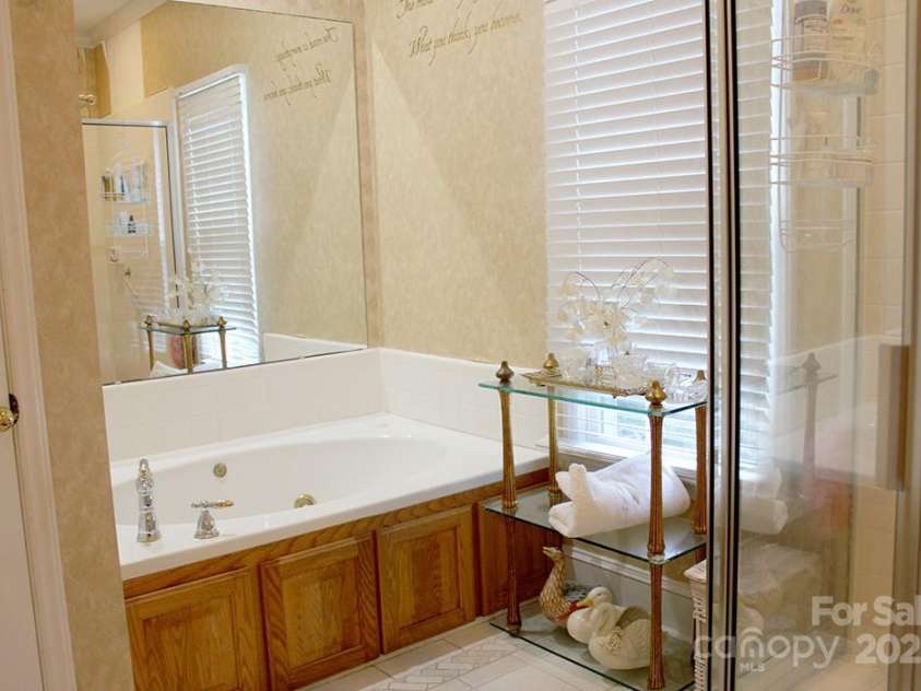 2085 Cavendale Drive, Rock Hill, SC 29732.  MLS# CAR4279302, YatesRealty ID 28945. Primary garden tub and shower