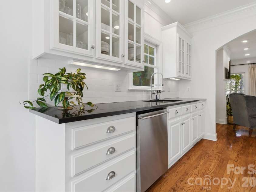 2925 Arbor Knoll, Concord, NC 28025.  MLS# CAR4380633, YatesRealty ID 28948. Granite countertops and tile backsplash