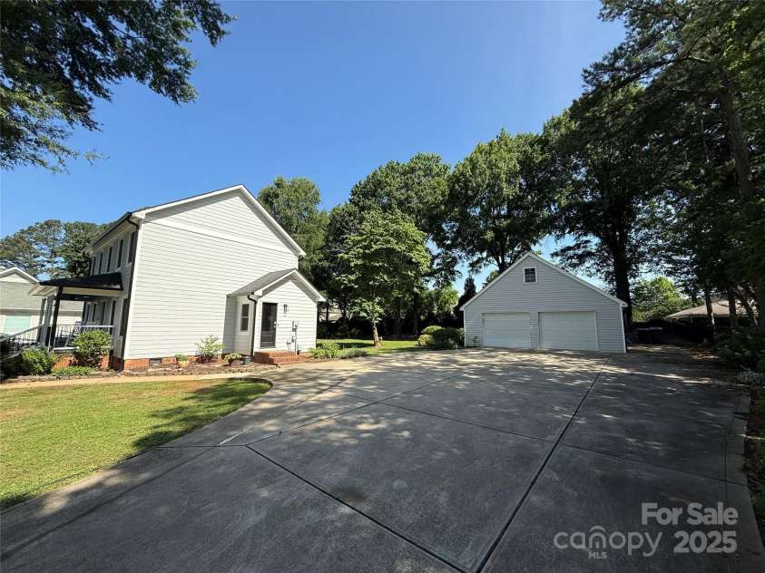 18733 Bluff Point Road, Cornelius, NC 28031.  MLS# CAR4267199, YatesRealty ID 28952. Ample parking