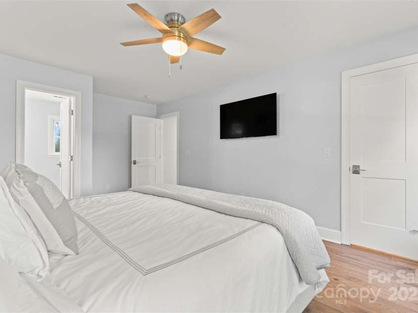 18733 Bluff Point Road, Cornelius, NC 28031.  MLS# CAR4267199, YatesRealty ID 28952. Primary BR