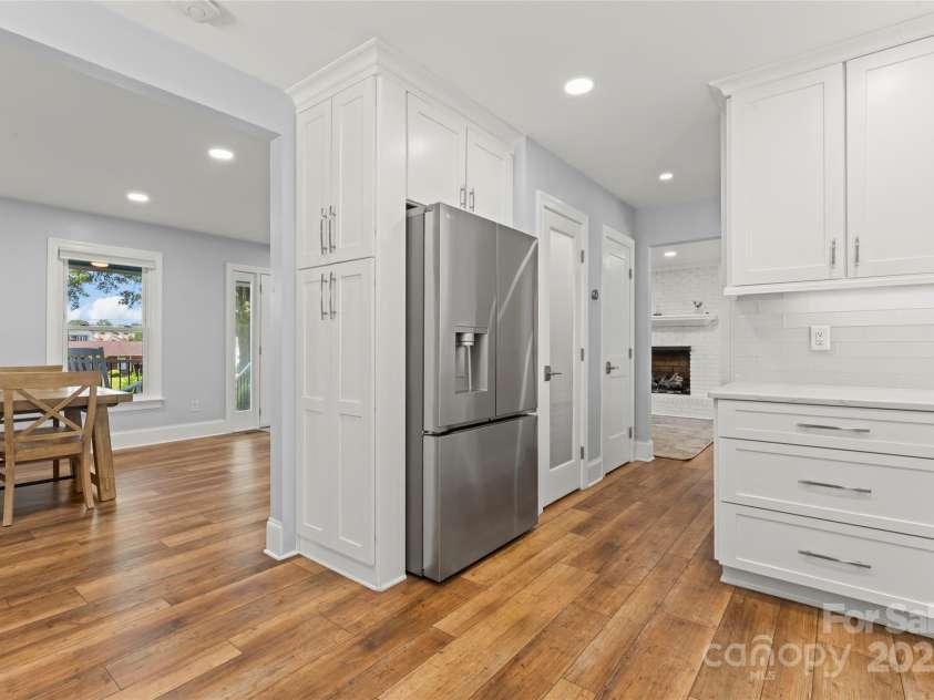 18733 Bluff Point Road, Cornelius, NC 28031.  MLS# CAR4267199, YatesRealty ID 28952. Remodeled kitchen w/Quartz Counter tops and tile backsplash