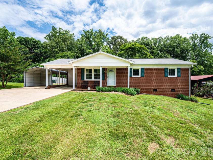 315 Shannonbrook Drive, Newton, NC 28658.  MLS# CAR4388332, YatesRealty ID 28952. Exterior Front